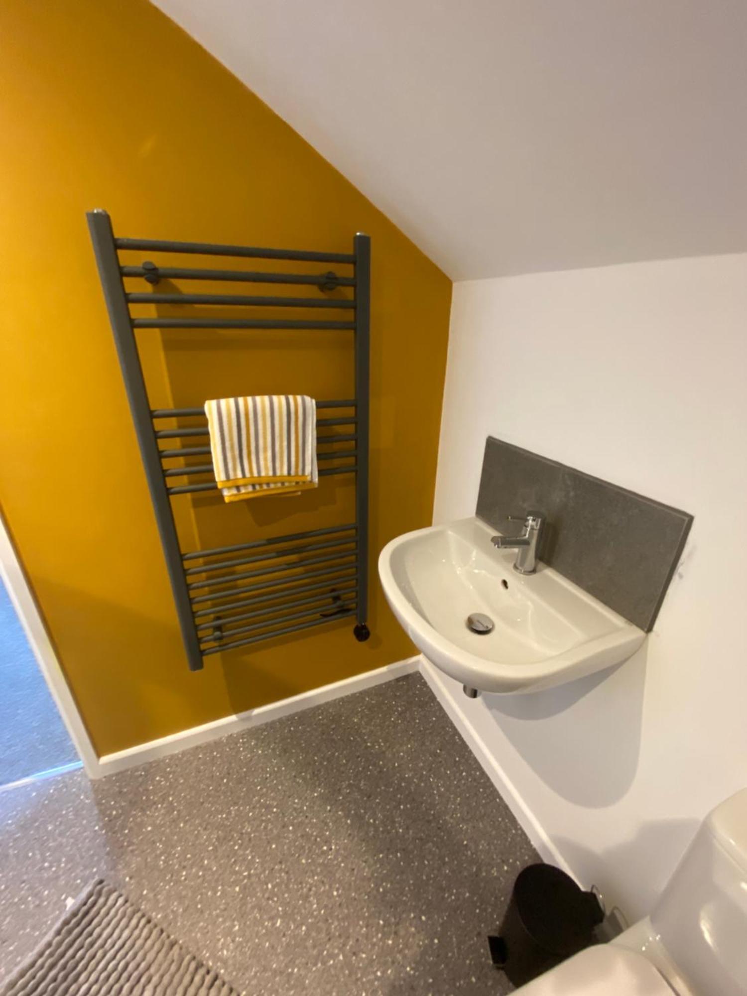 Modern Studio Apartment Set Beneath The Black Mountains A Stones Throw From The Offas Dyke Path Clodock Exteriér fotografie